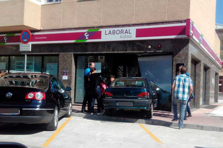 Inocencia Sentimental interior Un vehículo acaba empotrado en una entidad bancaria de Barañain | Plazaberri