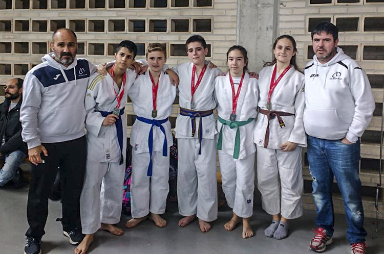 De derecha a izquierda: Pedro Gracia, profesor de judo del club Lagunak, después Raúl Lozano y Miguel Bada.