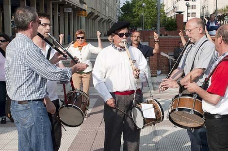 Tras los acordes del txistu o el acordeón, siempre se ha reunido gente para bailar.